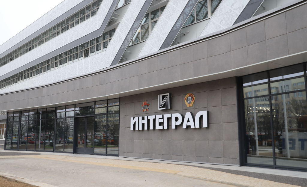 Входная группа с раздвижными дверями